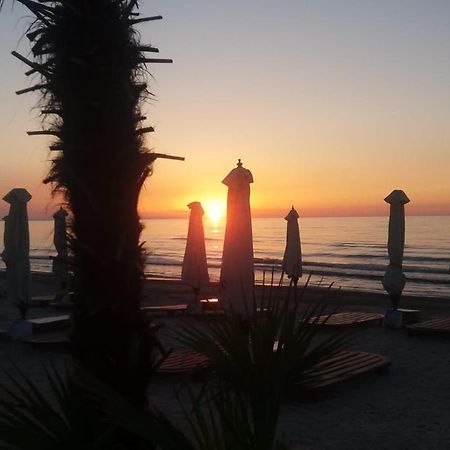 Frontal View By Twin Residence Mamaia Exterior foto